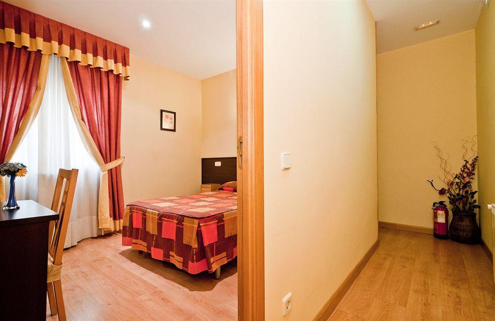 Hostal Las Cortes Madrid Exterior foto