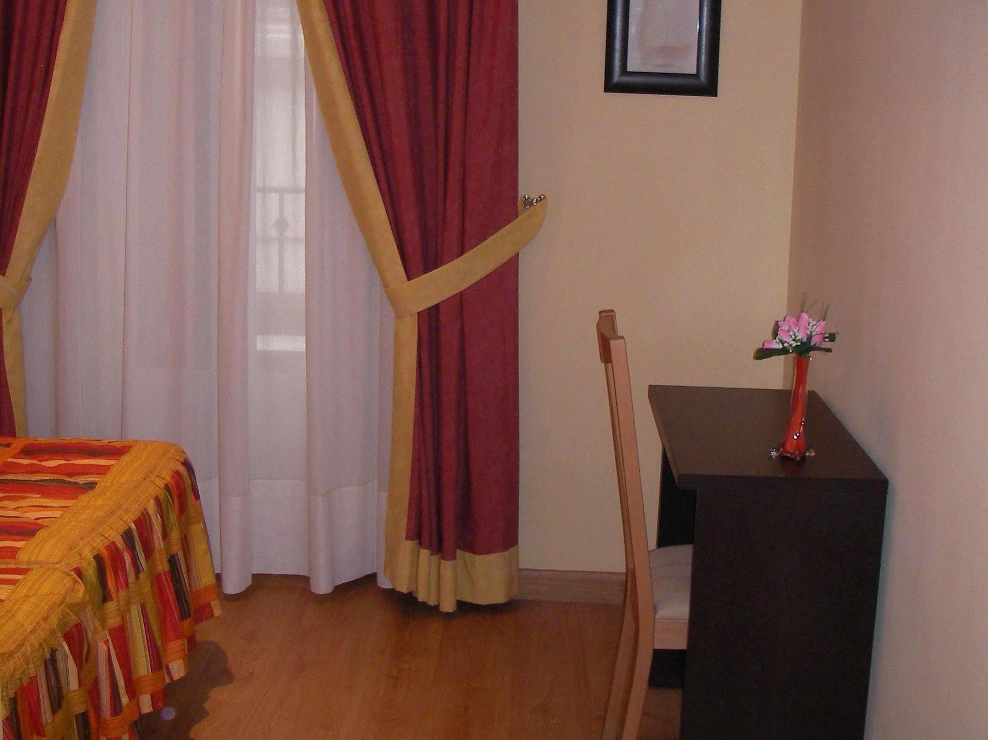 Hostal Las Cortes Madrid Exterior foto
